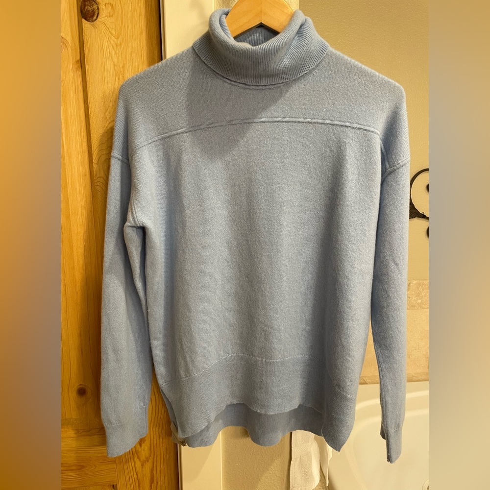Theory 100% cashmere turtleneck